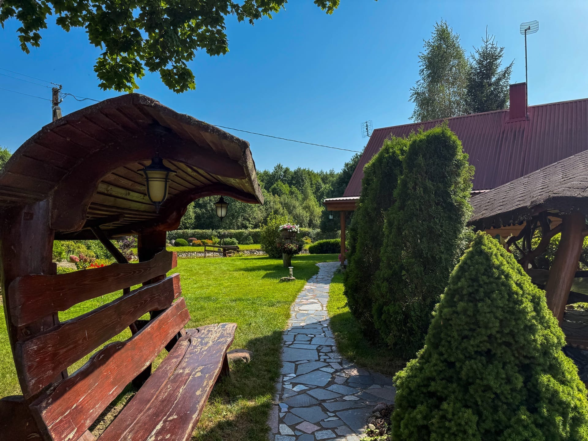 Dengtas medinis suolas prie sodo tako