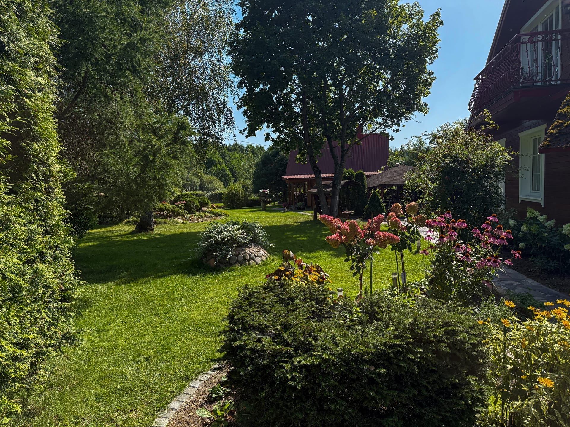 Sodo takelis su gėlėmis, vedantis prie namo