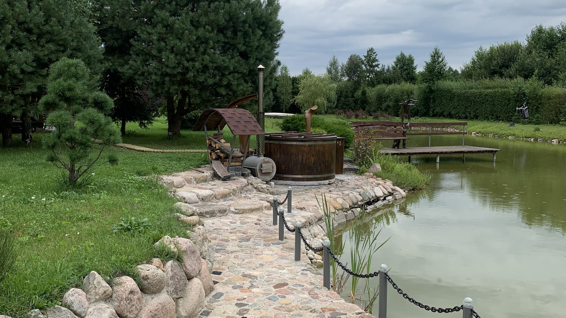 Akmenų takas, vedantis prie kubilo tvenkinio pakrantėje