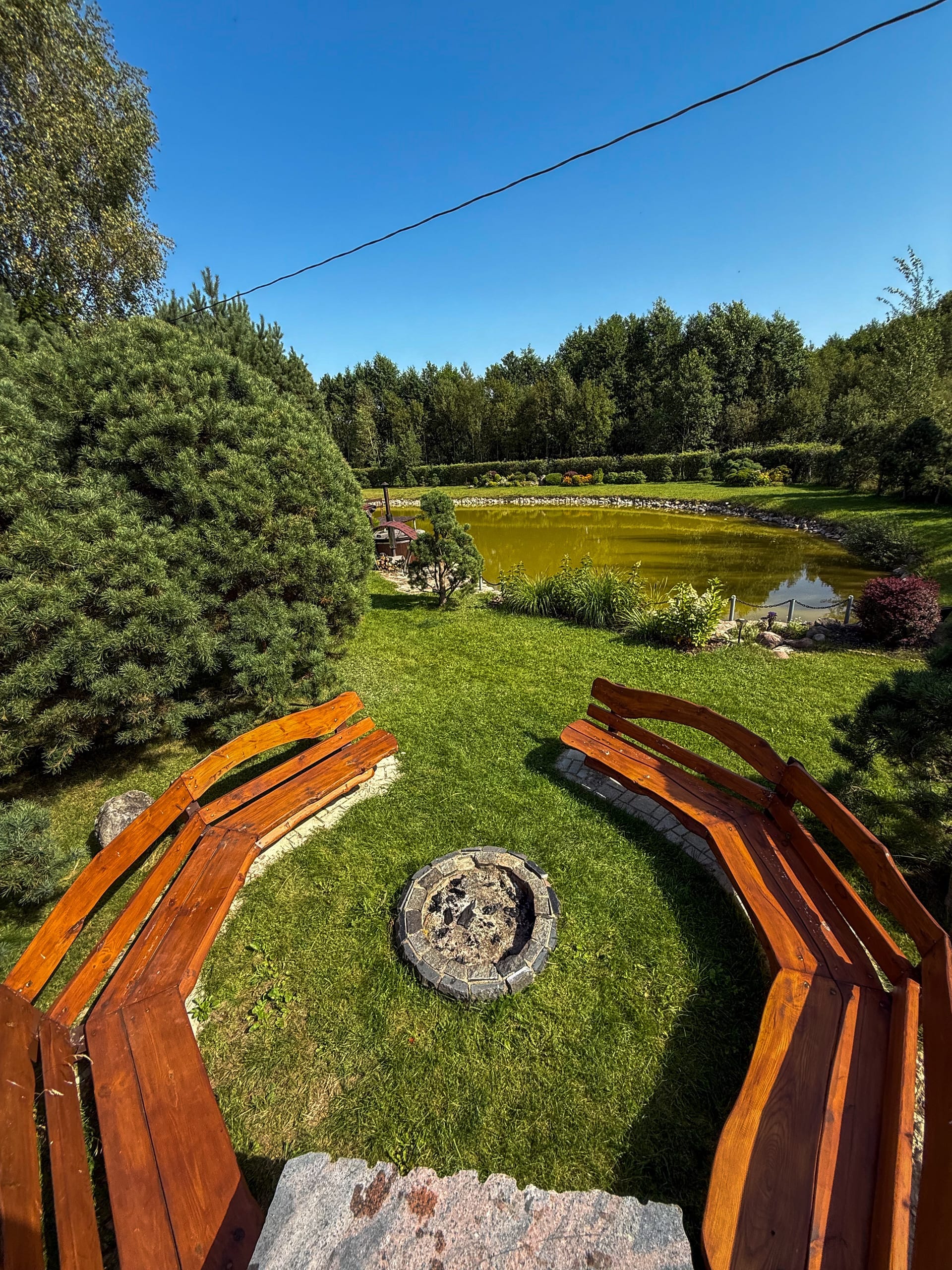 Laužavietės poilsio zona su vaizdu į tvenkinį